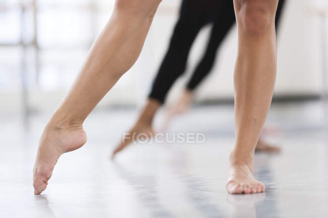 Танцюристи голі ноги en pointe — стокове фото