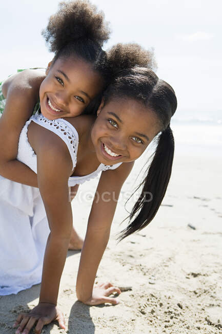 Irmãs brincando em uma praia — Fotografia de Stock