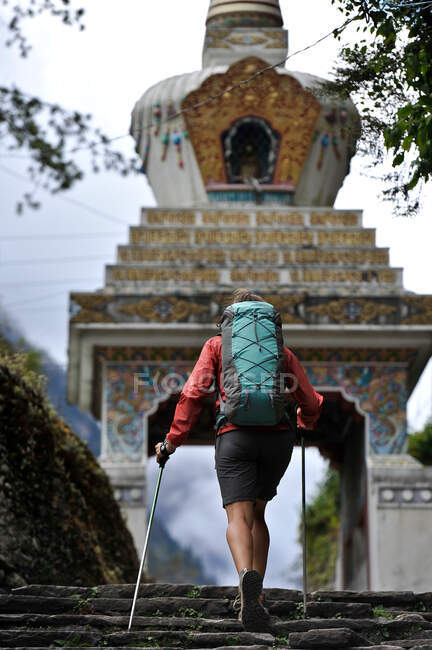 Жіночий трекер наближається до Кані, Чам, Непал. — стокове фото