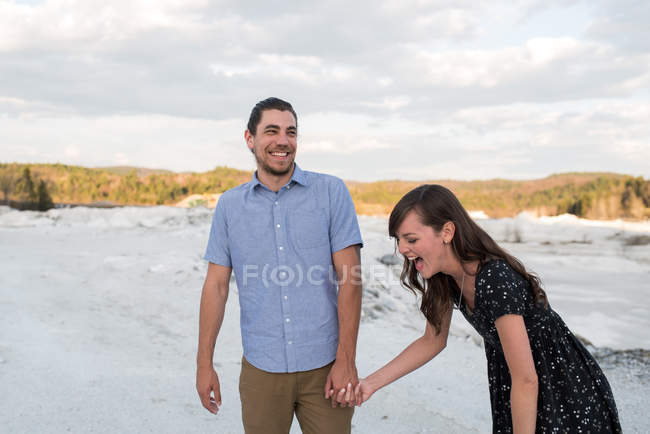 Пара смеющихся над заснеженным пейзажем, Оттава, Онтарио — стоковое фото