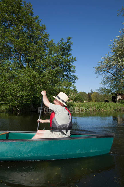 Homme âgé kayak sur la rivière — Photo de stock