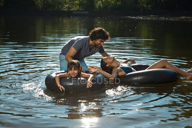 Coppia e figlia si divertono nel lago — Foto stock