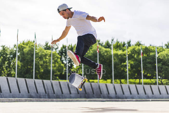 Skateboarder, fahnenstangen im hintergrund, montreal, quebec, canada — Stockfoto