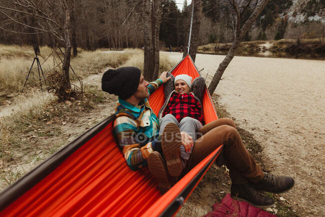 Couple reclining in red hammock at Yosemite National Park, California, USA — Stock Photo