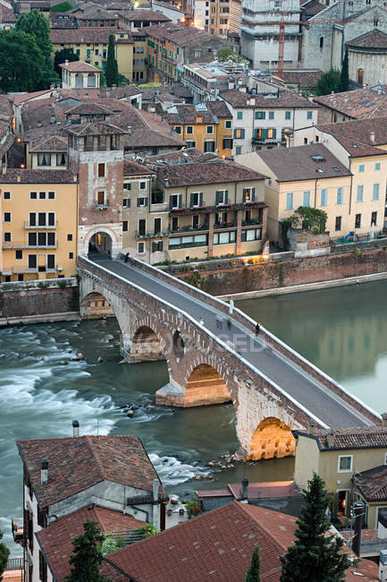 Ponte Pietra et rivière Adige — Photo de stock