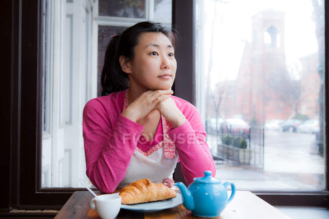 Café-Inhaberin denkt beim Frühstück nach — Stockfoto