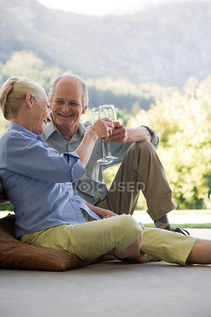 Ein älteres Ehepaar prostet zu — Stockfoto