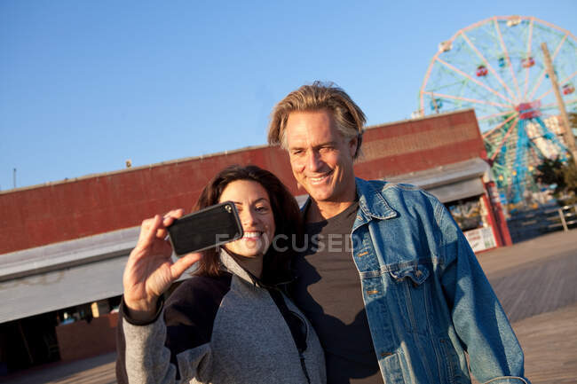 Paar an der Promenade macht ein Foto von sich — Stockfoto