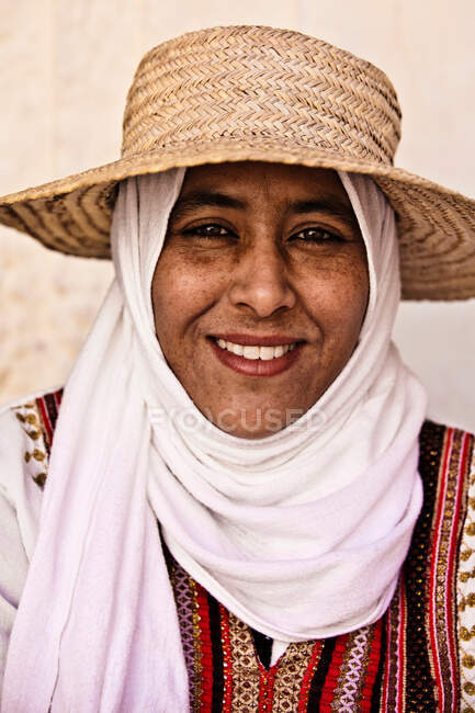 Porträt einer jungen Frau mit Hut und Kopftuch in Djerba, Tunesien — Stockfoto