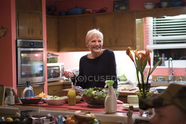 Mulher na cozinha preparando refeição — Fotografia de Stock