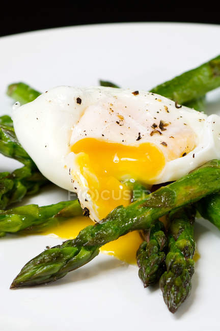 Poached egg and asparagus — Stock Photo