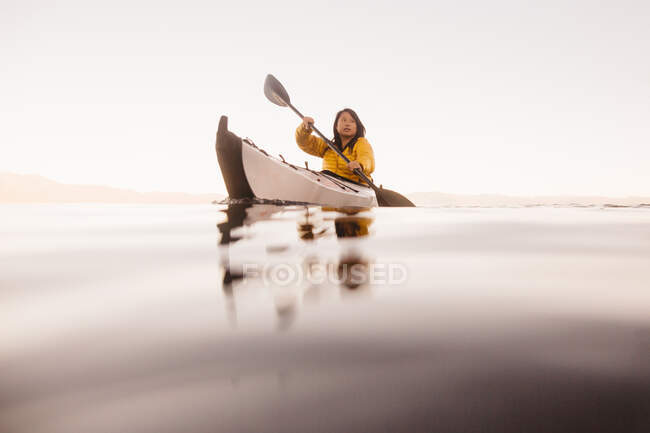 Woman kayaking on Lake Tahoe, California, USA — Stock Photo