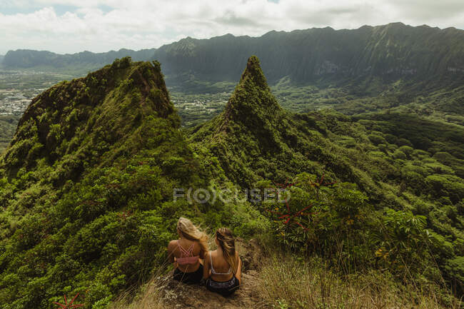 Vista posteriore di amici su erba montagna coperta, Oahu, Hawaii, Stati Uniti d'America — Foto stock