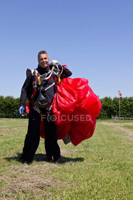 Skydiver holding parachute outdoors — Stock Photo