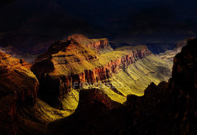 Vue panoramique du grand canyon en plein soleil — Photo de stock