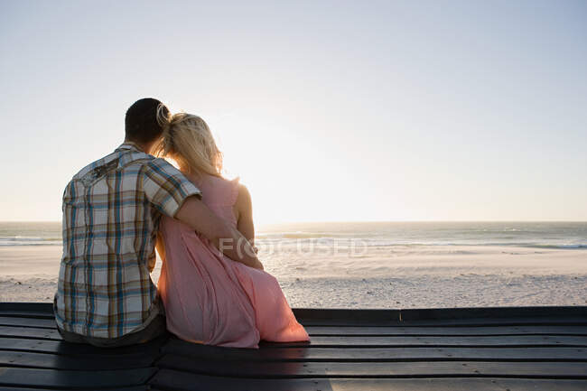 A couple sat on a pier — Stock Photo