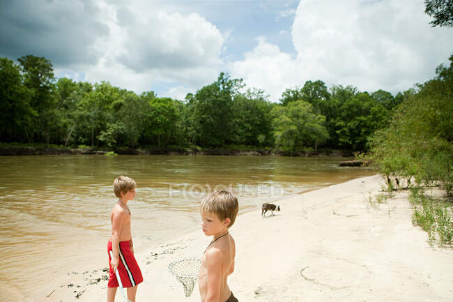 Мальчики у воды край — стоковое фото