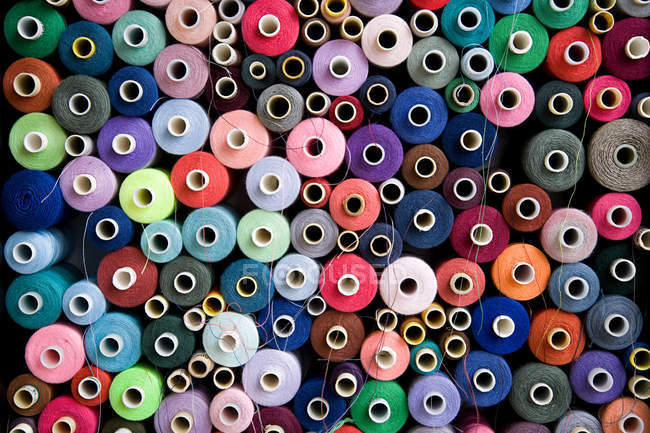 Pilha de bobinas de algodão, totalmente emoldurada — Fotografia de Stock