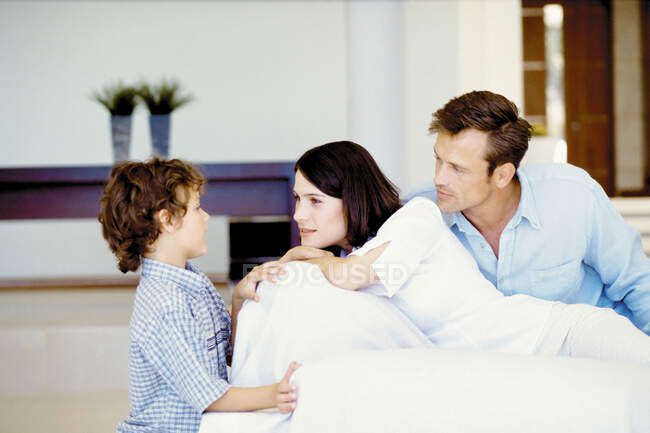 Young couple at home with son — Stock Photo