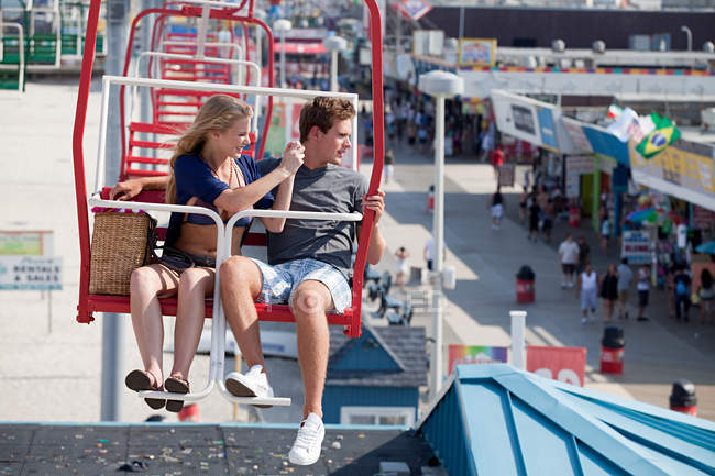 Teenage couple on ferris wheel — Stock Photo
