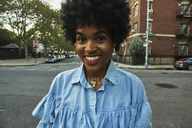 Портрет молодой женщины-блогера моды с афроволосами на городской улице, Нью-Йорк, США — стоковое фото