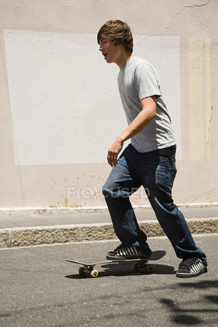 Un adolescent garçon skateboard — Photo de stock