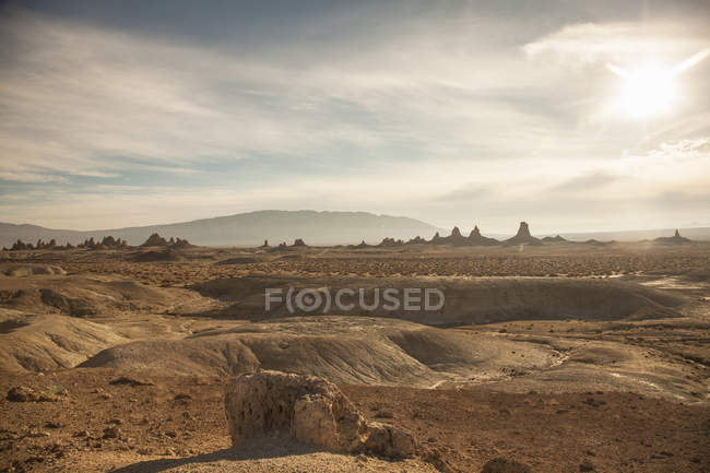 Vista lejana de Trona Pinnacles, Trona, California, EE.UU. - foto de stock