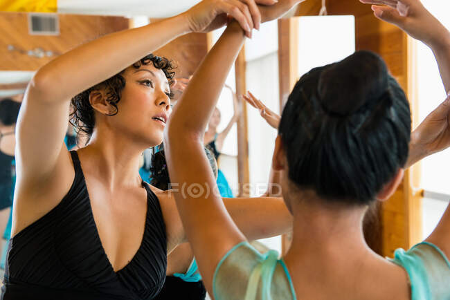 Profesora de ballet madura con bailarinas - foto de stock