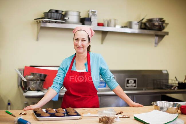 Retrato de mujer que trabaja en la panadería - foto de stock