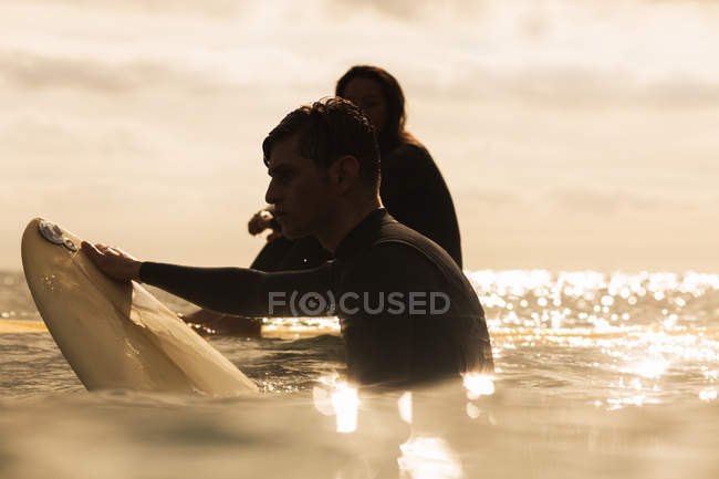 Dos amigos en el mar con tablas de surf - foto de stock