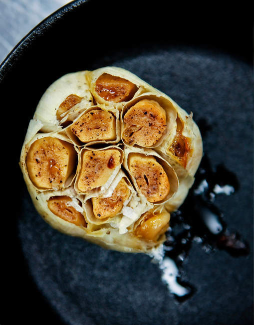 Bulbo di aglio arrosto — Foto stock