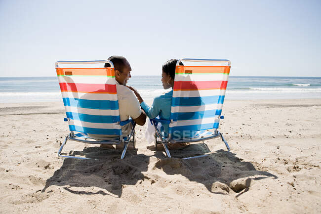 Casal relaxante em uma praia — Fotografia de Stock