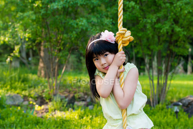 Menina no balanço corda — Fotografia de Stock