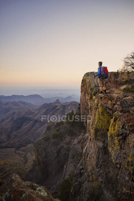 Un randonneur admire la vue depuis le bord sud, les montagnes Chisos, le parc national de Big Bend, Texas — Photo de stock