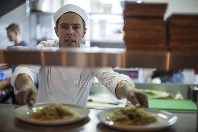 Кейптаун, ЮАР, шеф-повар, работающий на кухне — стоковое фото