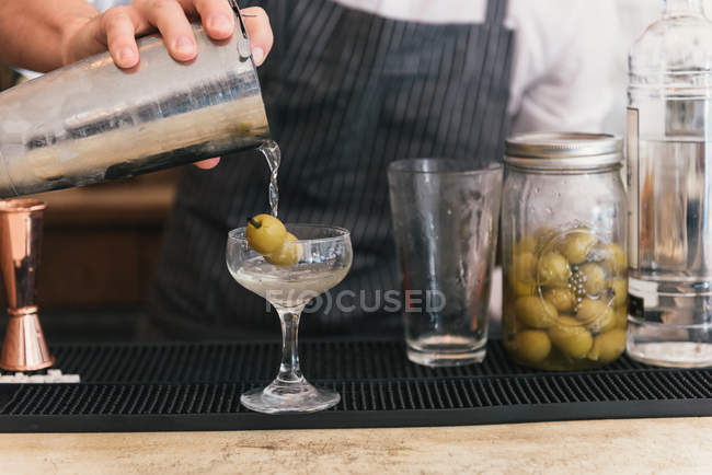 Abgeschnittenes Bild von Barkeeper, der Cocktail an Cocktailbar schenkt — Stockfoto