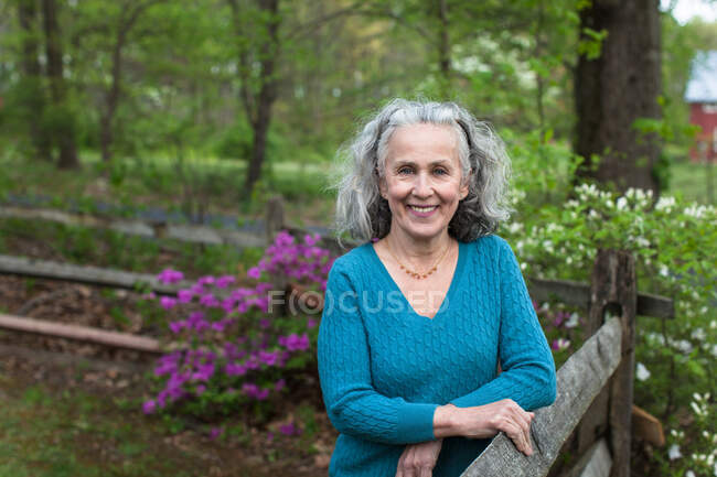 Пожилая женщина в саду — стоковое фото