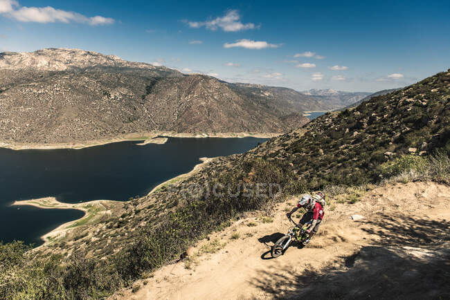 Downhill mountain biker riding downhill — Stock Photo