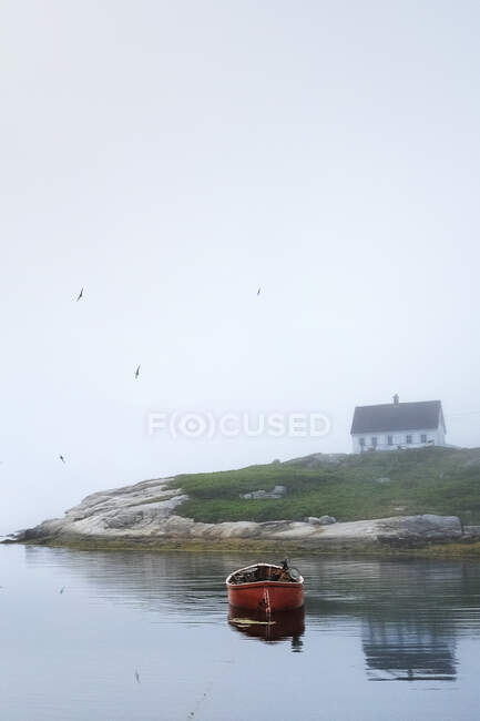 Leeres Ruderboot auf dem Wasser, Peggys Bucht, Nova Scotia, Kanada — Stockfoto