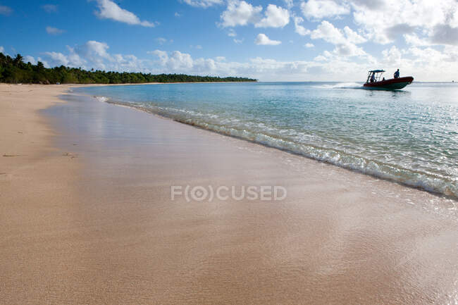Las olas vuelan a la orilla, Tonga. - foto de stock