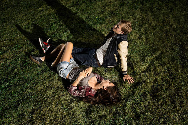 Paar liegt nachts im Gras, hoher Winkel — Stockfoto