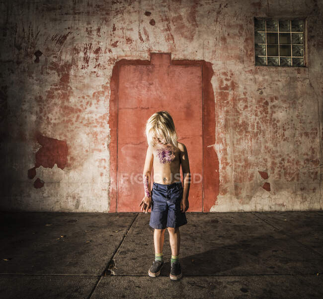 Junge mit gefälschten Tätowierungen — Stockfoto