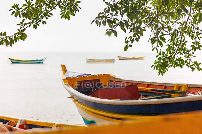 Barcos de pesca de colores ser mar, Florianópolis, Santa Catarina, Brasil - foto de stock
