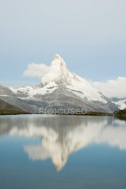 Montaña reflejada en lago - foto de stock