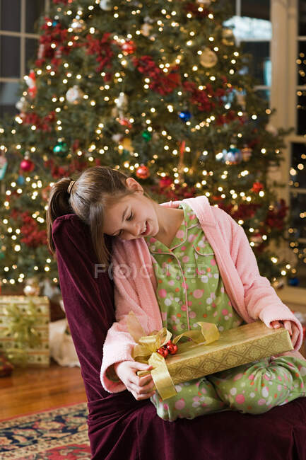 Chica con regalo de Navidad - foto de stock