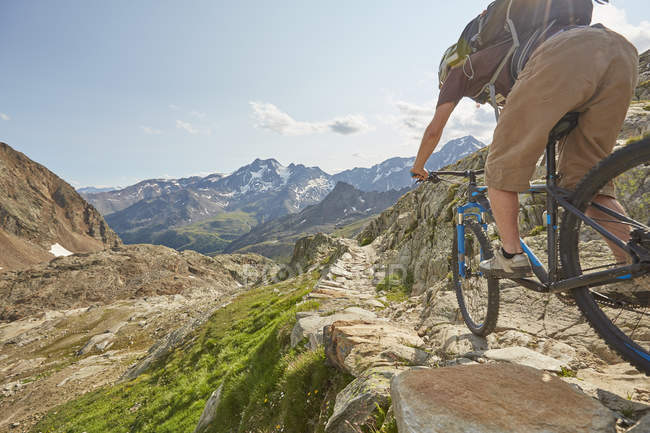 Joven ciclista de montaña en el Glaciar Val Senales, Val Senales, Tirol del Sur, Italia - foto de stock