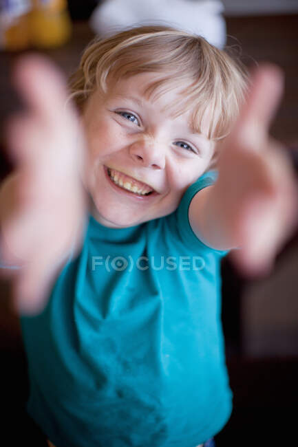 Fechar o rosto sorridente do menino — Fotografia de Stock