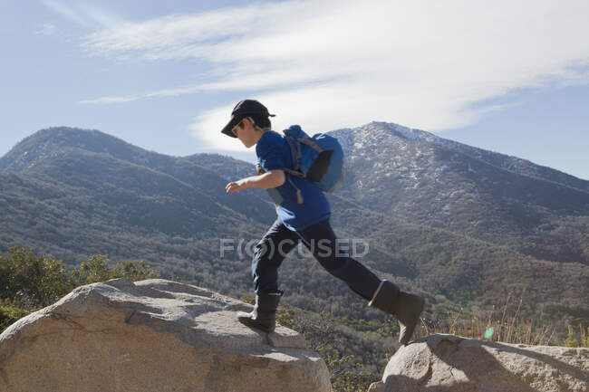 Boy jumping boulders em Andes, Valparaíso, Chile — Fotografia de Stock