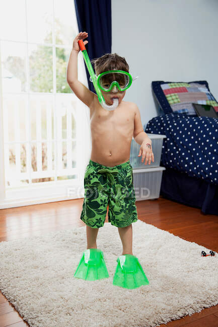 Хлопчик всередині носить снорклінгове обладнання — стокове фото