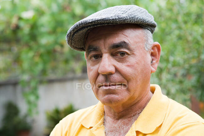 Retrato de un hombre con gorra plana - foto de stock
